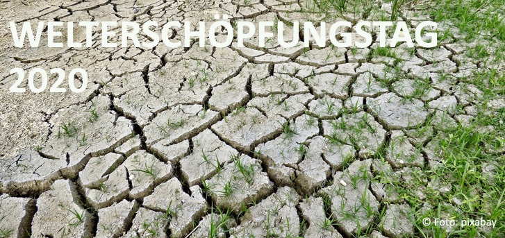 Rissige, trockene Erdoberfläche mit vereinzeltem Gras; Overlay-Text: WELTSCHÖPFUNGSTAG 2020.