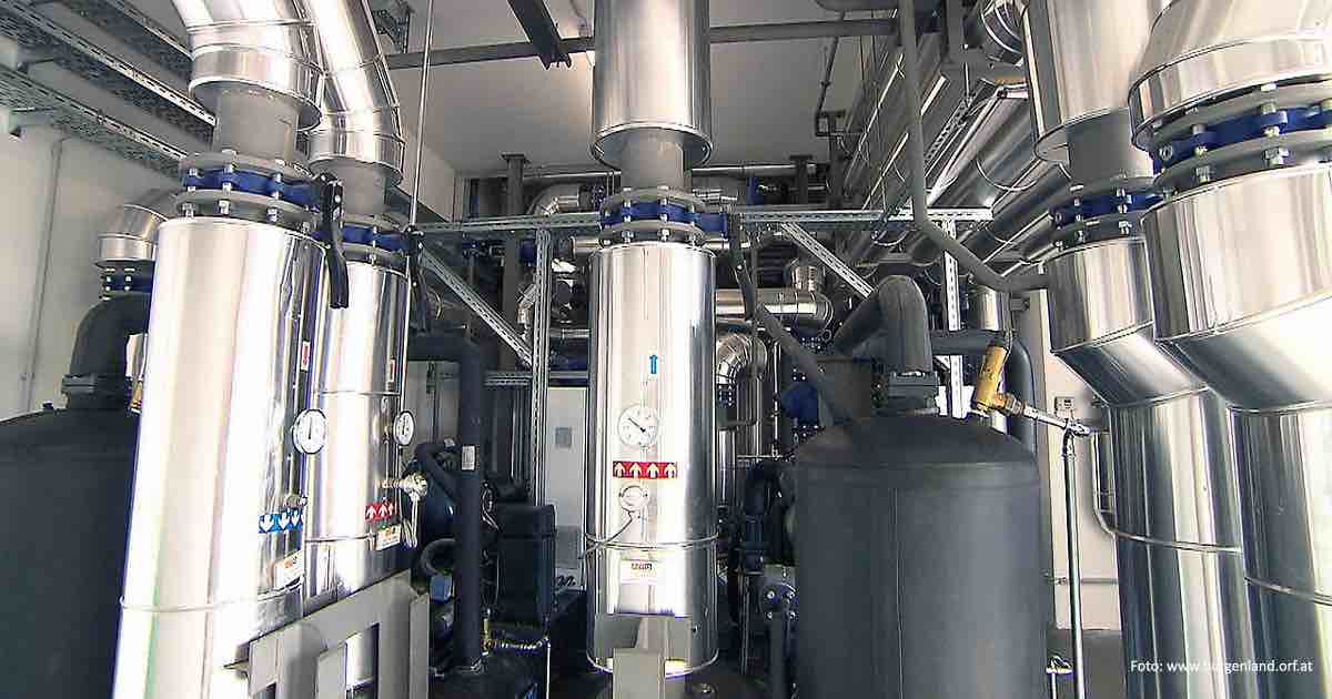 Industrieanlage mit Edelstahl-Rohrleitungen, Druckbehältern, Messgeräten und Ventilverbindungen im Maschinenraum.