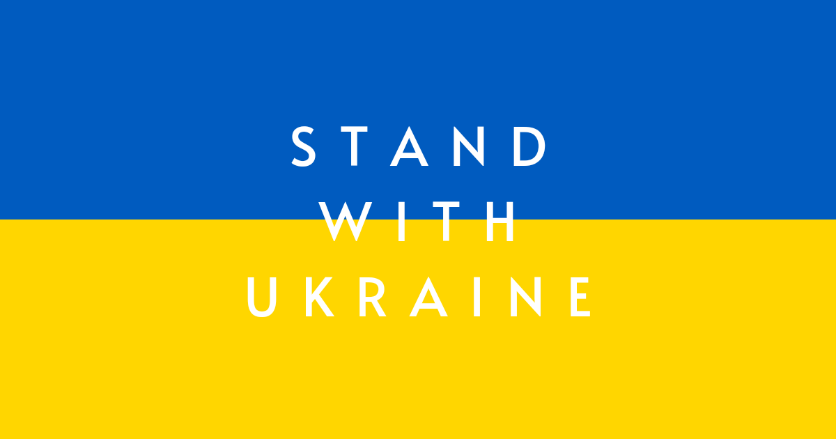 Ukraine-Flagge mit blauer Oberhälfte, gelber Unterhälfte und weißer Aufschrift Stand with Ukraine