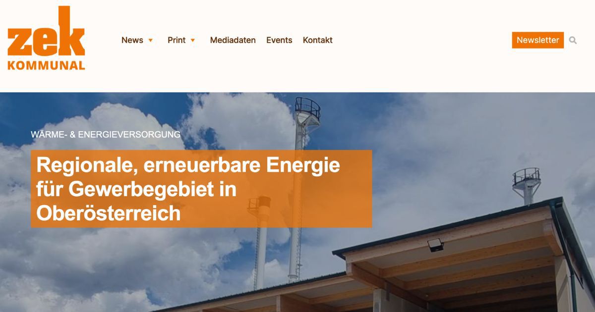 Bannerbild mit orangefarbener Textbox: Regionale, erneuerbare Energie für Gewerbegebiet in Oberösterreich, vor Industrieanlagen und blauem Himmel.
