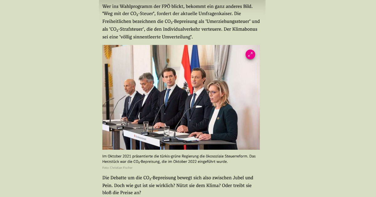 Gruppe von Personen in Anzügen hinter Mikrofonen bei einer Pressekonferenz; Flaggen im Hintergrund.