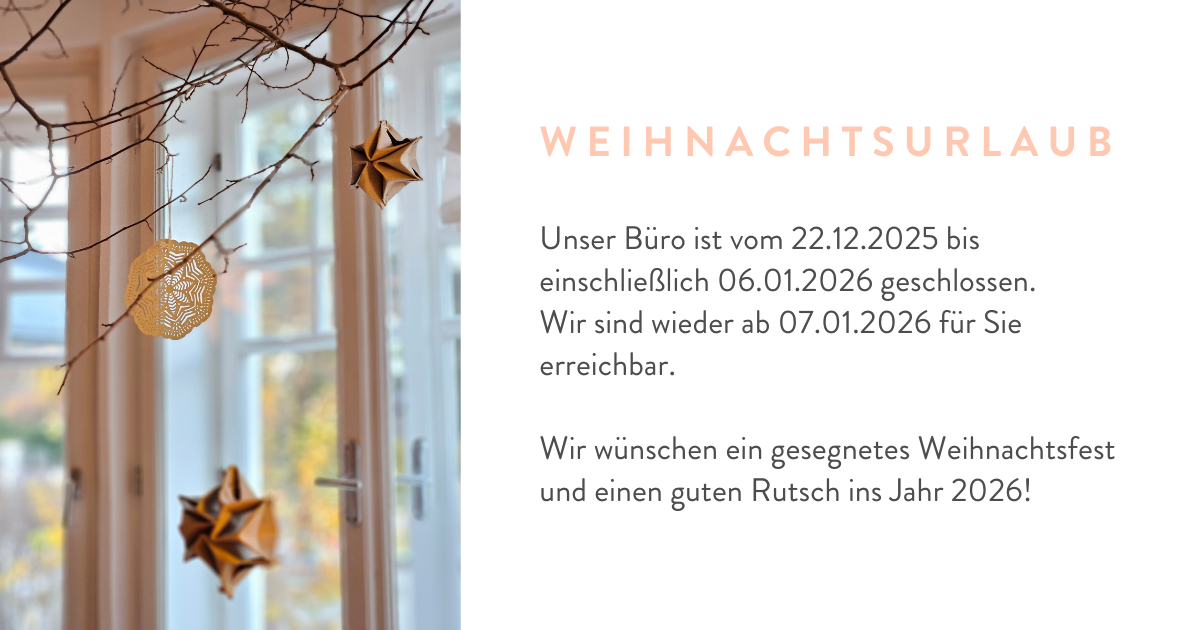 Weihnachtsdeko am Fenster mit Zweigen, Papiersternen und filigranem Schneekristall-Ornament; rechts Text über Weihnachtsurlaub und Büroöffnungszeiten.