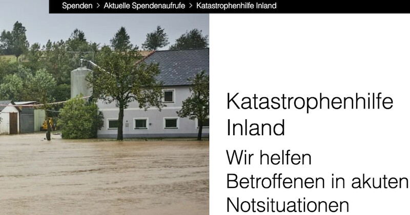 Überflutete Außenaufnahme eines Hauses mit Bäumen; eine Person vor dem Gebäude. Katastrophenhilfe Inland – Wir helfen in akuten Notsituationen.