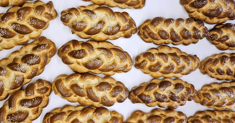 Mehrere goldbraune Hefezöpfe auf weißem Untergrund.