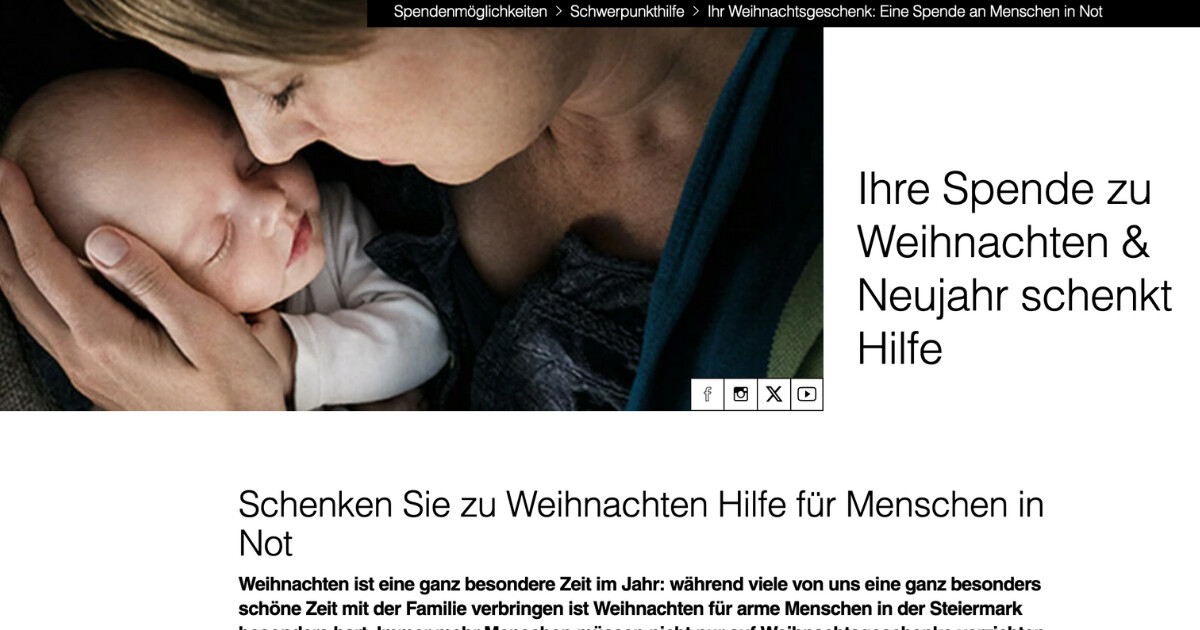 Nahaufnahme eines schlafenden Babys, liebevoll von einer erwachsenen Person gehalten.