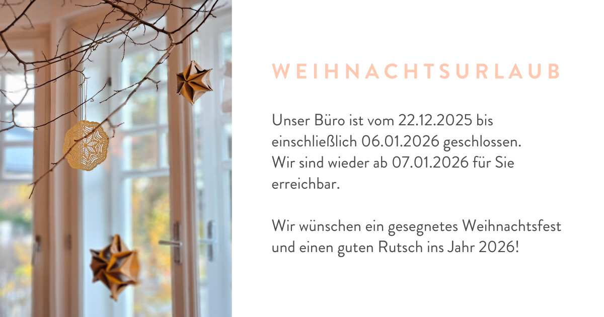 Weihnachtsdeko am Fenster mit Zweigen, Papiersternen und filigranem Schneekristall-Ornament; rechts Text über Weihnachtsurlaub und Büroöffnungszeiten.