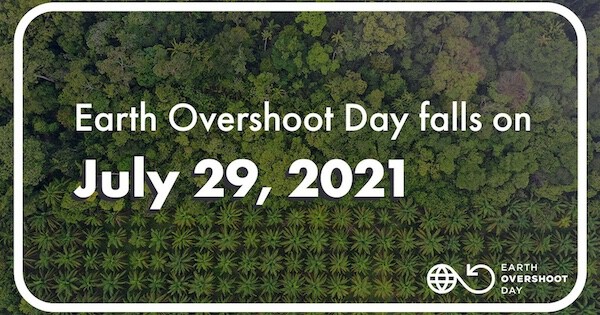 Infografik: Earth Overshoot Day fällt auf den 29. Juli 2021; Waldhintergrund mit Logos unten rechts.