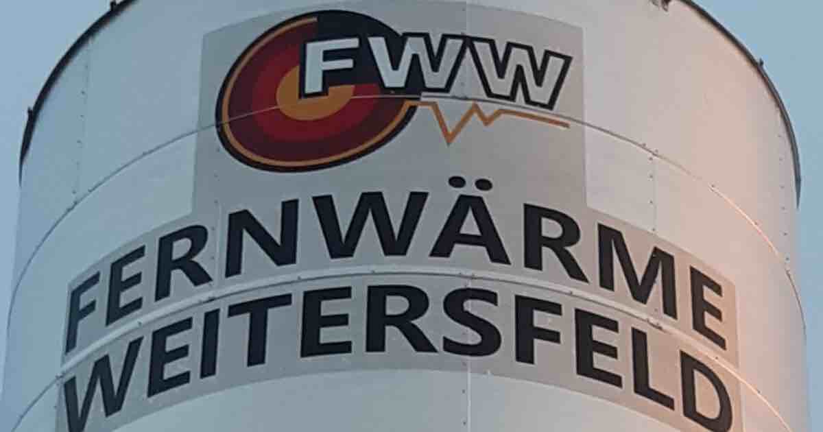 Pufferspeicher mit Beschriftung Fernwärme Weitersfeld und FWW-Logo.