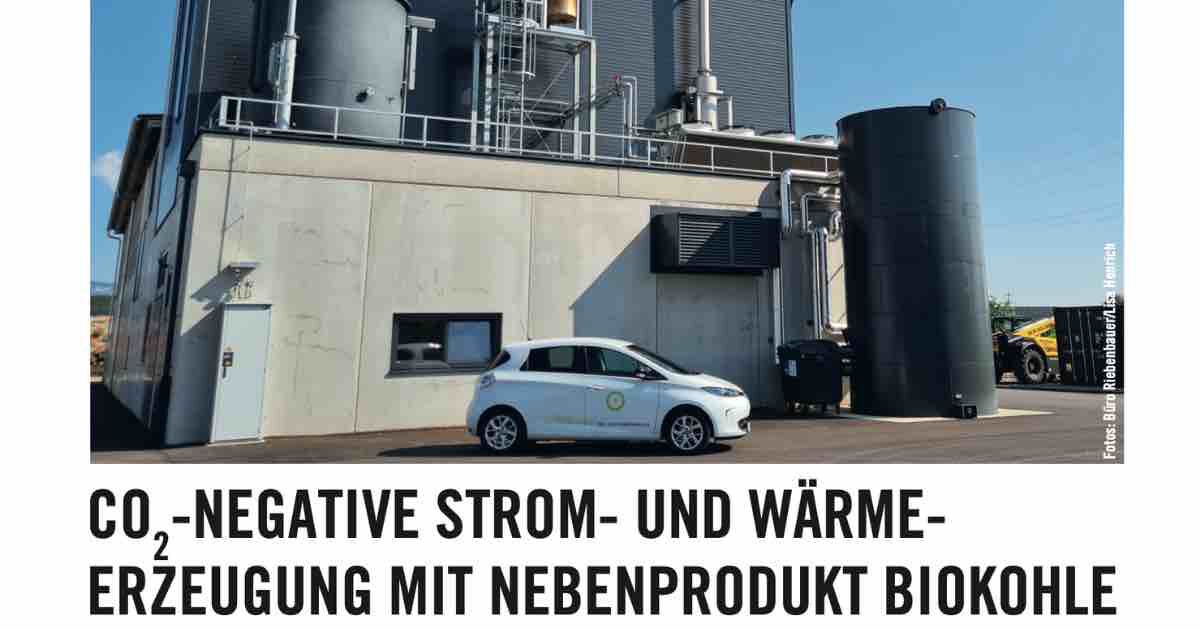 Industrieanlage mit Tanks, Rohren und einem weißen Auto davor; CO2-negative Strom- und Wärmeerzeugung mit Biokohle.