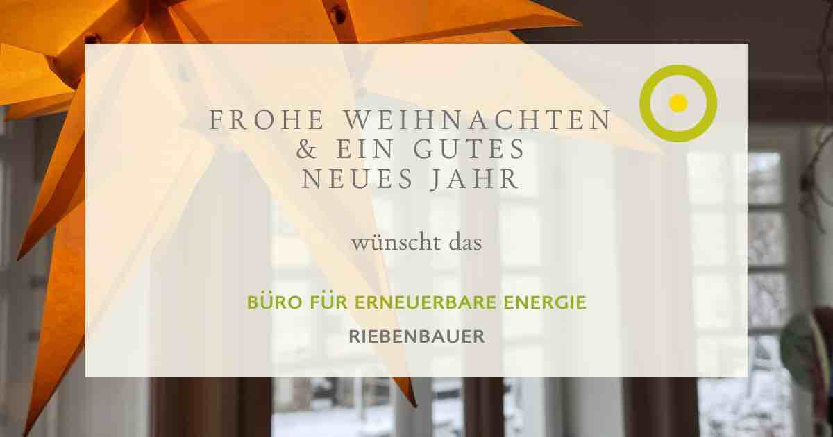 Weihnachts- und Neujahrsgruß auf transluzenter Karte im Büro, orange Papiersterne, Logo rechts, Text: Büro für Erneuerbare Energie.