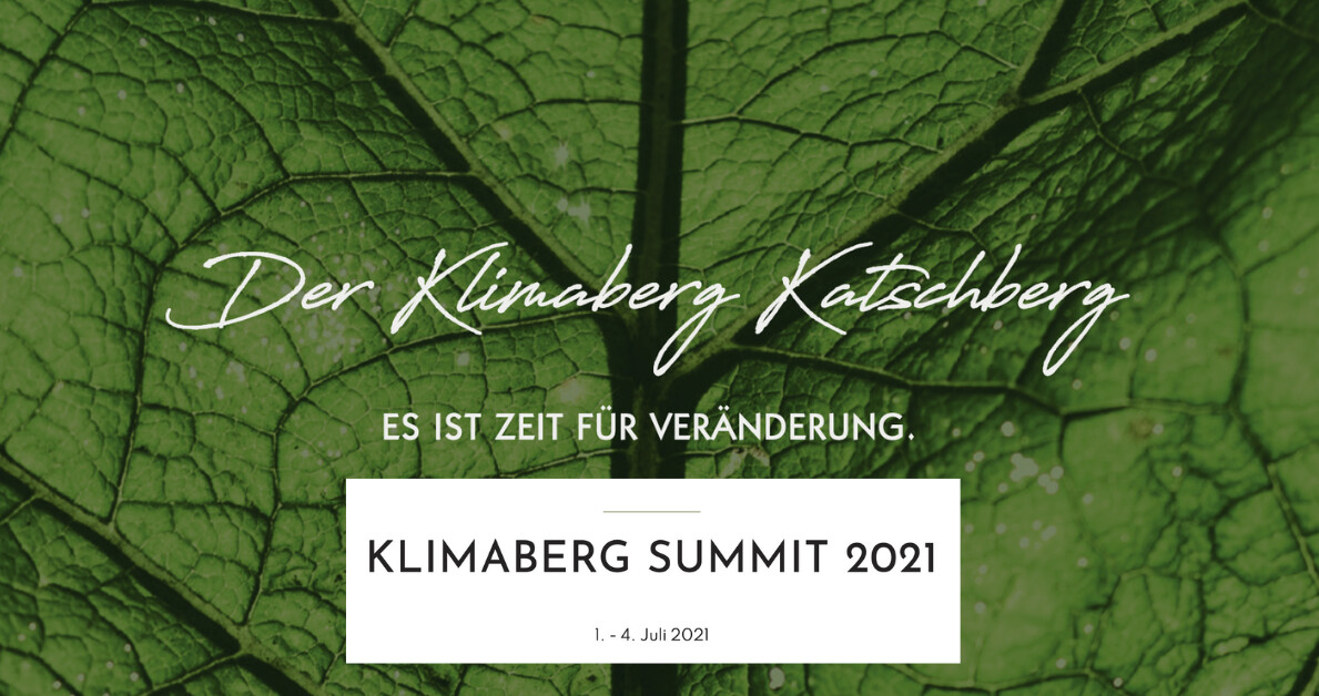 Grünes Blattmotiv als Hintergrund mit ES IST ZEIT FÜR VERÄNDERUNG; weiße Karte KLIMABERG SUMMIT 2021, 1.–4. Juli 2021.
