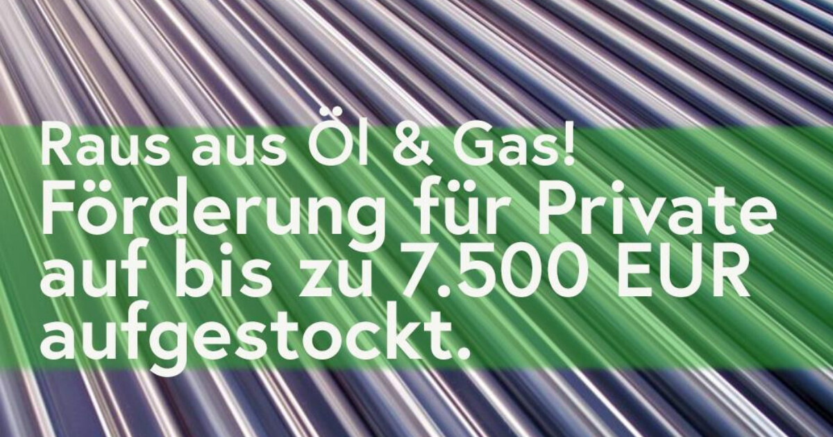 Werbebanner mit grünem Overlay über diagonalen Metallstreifen; weißer Text: Raus aus Öl & Gas! Förderung für Private bis zu 7.500 EUR aufgestockt.